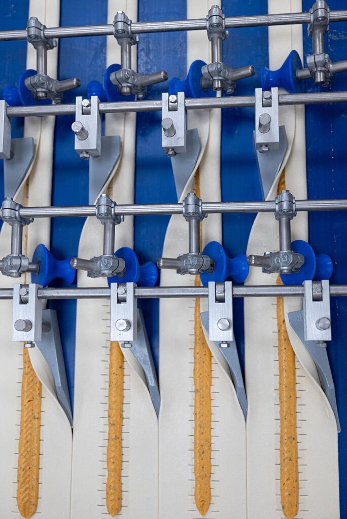 Formowanie ciasta z wypełnieniem nadzieniem na linii produkcyjnej